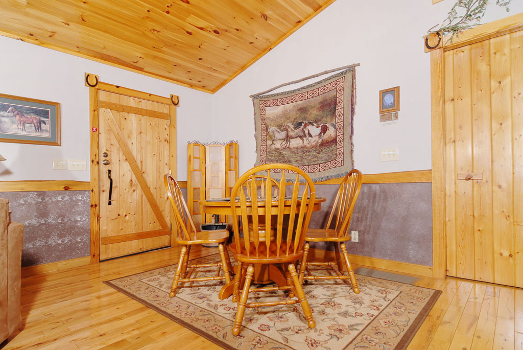 Tennessee Vacation Cabin Rental that features a dinning area that seats four.